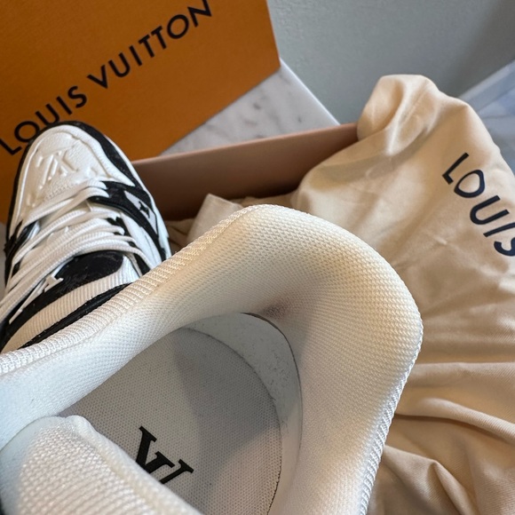 Louis Vuitton Trainer Sneaker - Picture 9 of 11